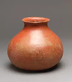 Jarre globulaire polie, teintée en rouge. H. 14,6 cm. IVe&nbsp;siècle AEC. Metropolitan Museum of Art.