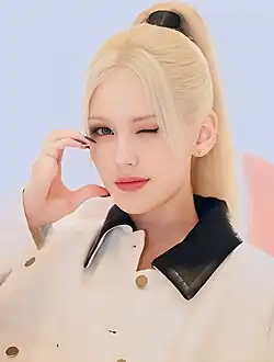 Description de l'image 전소미 (JEON SOMI) − PRADA PHOTOSHOOT − 2024.08.09 − P3.jpg.