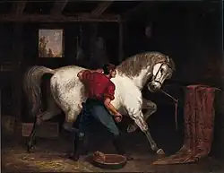 Peinture à l'huile d'un palefrenier, dos au spectateur, brossant un grand cheval blanc qui tripote le sol et se tourne pour regarder le palefrenier.