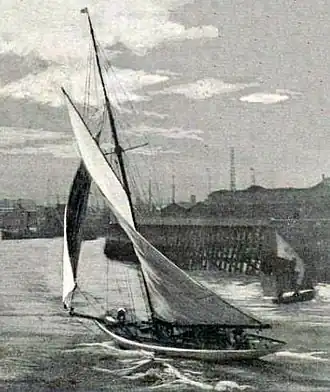 Photo d'un voilier proche de la côte.