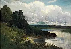 Une peinture à l'huile d'un paysage boisé le long d'une rivière. De gros nuages remplissent le ciel, mais la lumière est claire et ensoleillée. De petites fleurs orange poussent dans l'herbe qui descend du côté gauche de la peinture vers la rivière.