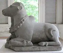 Nandi en grès (art du Champā, VIIe – VIIIe&nbsp;siècle) (Viêt Nam, Musée de la sculpture Cham de Da Nang).