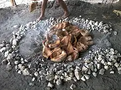 De la bourre de coco est disposée au fond du four, pour brûler rapidement (Wallis, 2015).