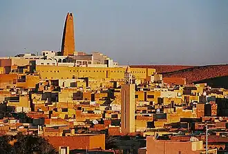 Le minaret de la grande mosquée domine la cité.