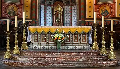 Croix d'autel et six chandeliers.