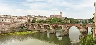 Pont vieux d'Albi mêlant pierre et brique.