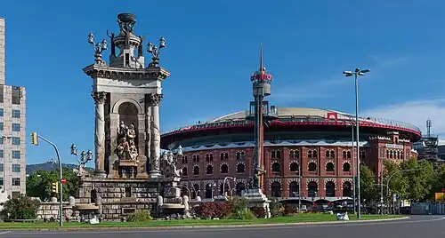 Fontaine de la place d'Espagne et les anciennes Arènes (aujourd'hui centre commercial).