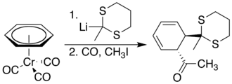 Substitution nucléophile par un organolithien 1,3-dithiane sur du (benzène)chrome tricarbonyle suivie d'une carbonylation et d'une méthylation pour donner un produit trans.