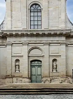 La façade rénovée de l'église de la Platé.