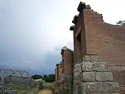 Bâtiment de scène en briques.