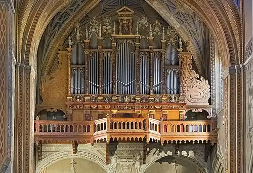 La montre du grand-orgue avec ses 104 tuyaux visibles et le buffet polychrome du XVIe siècle