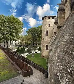 La tour nord du mur d'enceinte du palais des Archevêques vue de la tour sud.