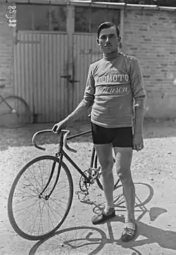 Portrait en noir et blanc d'un cycliste.