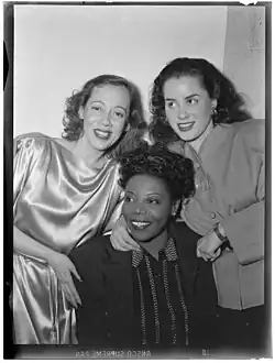 Portrait d'Imogene Coca et d'Ann Hathaway autour de Mary Lou Williams en 1948.