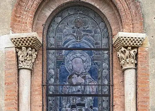 Deux des chapiteaux et colonnes inscrits aux monuments historiques