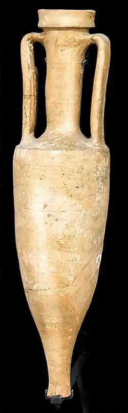 Cliché couleur. Amphore présentée érigée au mur d'un musée.