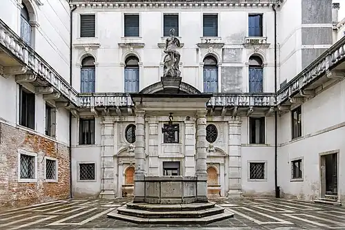 La cour intérieure aux trois puits.