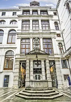 La façade sud de la cour intérieure.