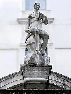 Statue d'Hercule sur le puits monumental.