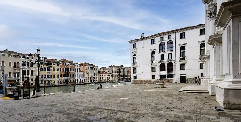 Campo San Stae, le Rio di San Stae se jette dans el Grand Canal