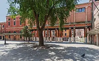 Colonnade du Campo San Francesco à Venise. Le viaduc soutenu par un portique, reliait le palais de la nonciature au couvent adjacent.
