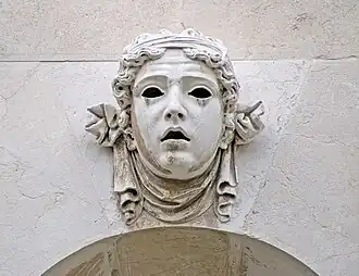 Mascaron sur la façade