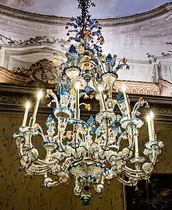 Lustre en verre de Murano, dit Ca'Rezzonico.Fleur : polychrome a ciocca. Facture muranaise du XVIIIe