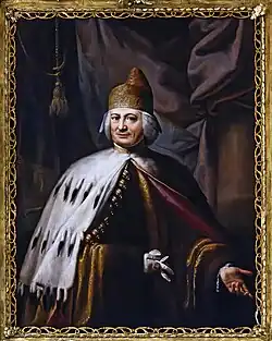 Portrait d'un homme en toge avec toque et perruque.