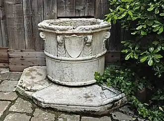 Le puits dans l'arrière-cours.