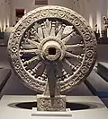 Roue de la loi de style Dvaravati (Nakhon Pathom), pierre (VIIe et VIIIe&nbsp;siècles).