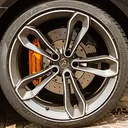 Vue d'un frein à disque ventilé de 370 mm, étriers 4-pistons d'une McLaren MP4-12C.