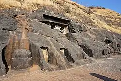Vue générale. À gauche, le petit stupa extérieur. Au second plan, chapiteaux des colonnes à l'entrée du chaitya