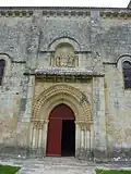 Le portail sud de l'église romane Saint-Pierre.