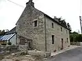 Maison en granite et son puits dans le village de Kermaria.