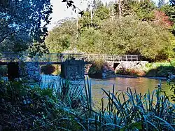 Le vieux pont sur l'Isole entre Mellac et Tréméven à hauteur des ruines du moulin de Pontégan.