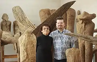 Magdalena Abakanowicz et J.Pijarowski lors d'une séance photo avant l’exposition.
