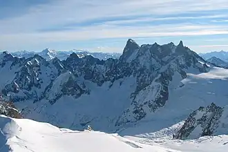 Vue du glacier des Périades, au centre, avec les Grandes Jorasses au-dessus à droite.