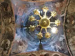 Lustre et fresques de la coupole.