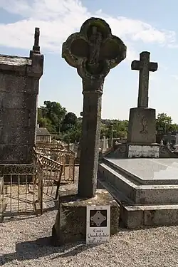 La croix quadrilobée du cimetière.