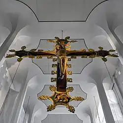 La croix triomphante dans l'église Saint-Nicolas de Kiel. Juin 2018.