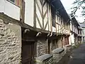 Malestroit : maisons à colombages du XVe siècle de la Rue aux Anglais, avec leurs étals de schiste.