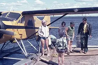 Pilote et passagers, retour d'une excursion, Air Saguenay, hydrobase de Havre-Saint-Pierre, lac des Plaines, dit Lac d'avion 1976.