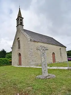 La chapelle Saint-Côme et sa croix en granite.