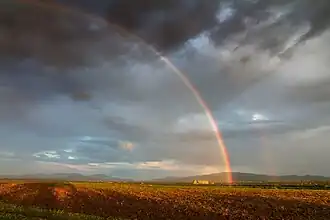 Arc-en-ciel dans le raïon.