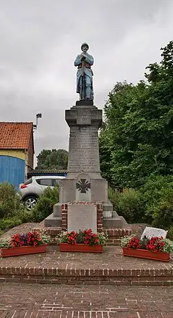 Monument aux morts« Le monument aux morts de Mont-Bernanchon », sur monuments-aux-morts.fr (consulté le 19 septembre 2024).