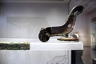 Fragments en bronze d'un canapé.