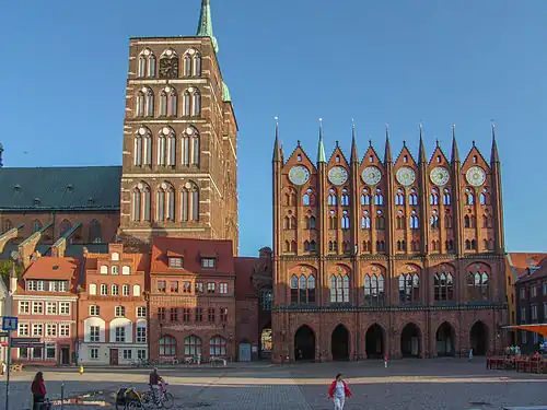 Hôtel de ville et église Saint-Nicolas à Stralsund, Allemagne