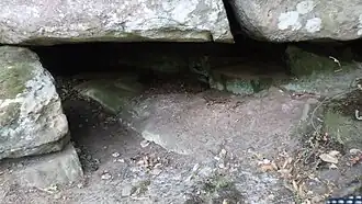 Entrée de l'abri orné