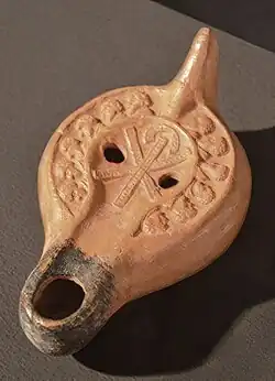 Lampe à décor paléochrétien (Douze Apôtres et  Chrisme ?). IVe&nbsp;siècle EC. Carnuntum, Pannonie