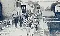 La procession de la Fête-Dieu à Étel au début du XXe siècle (carte postale).
